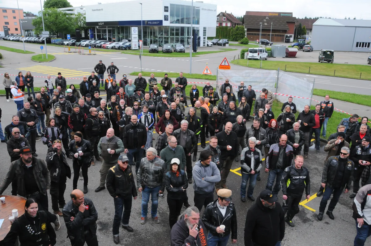 Die Teilnehmer des Ramp Rides versammeln sich vor dem «Pirates» in Hinwil. Knapp 170 Personen nehmen dieses Jahr am traditionellen Ramp Ride teil.